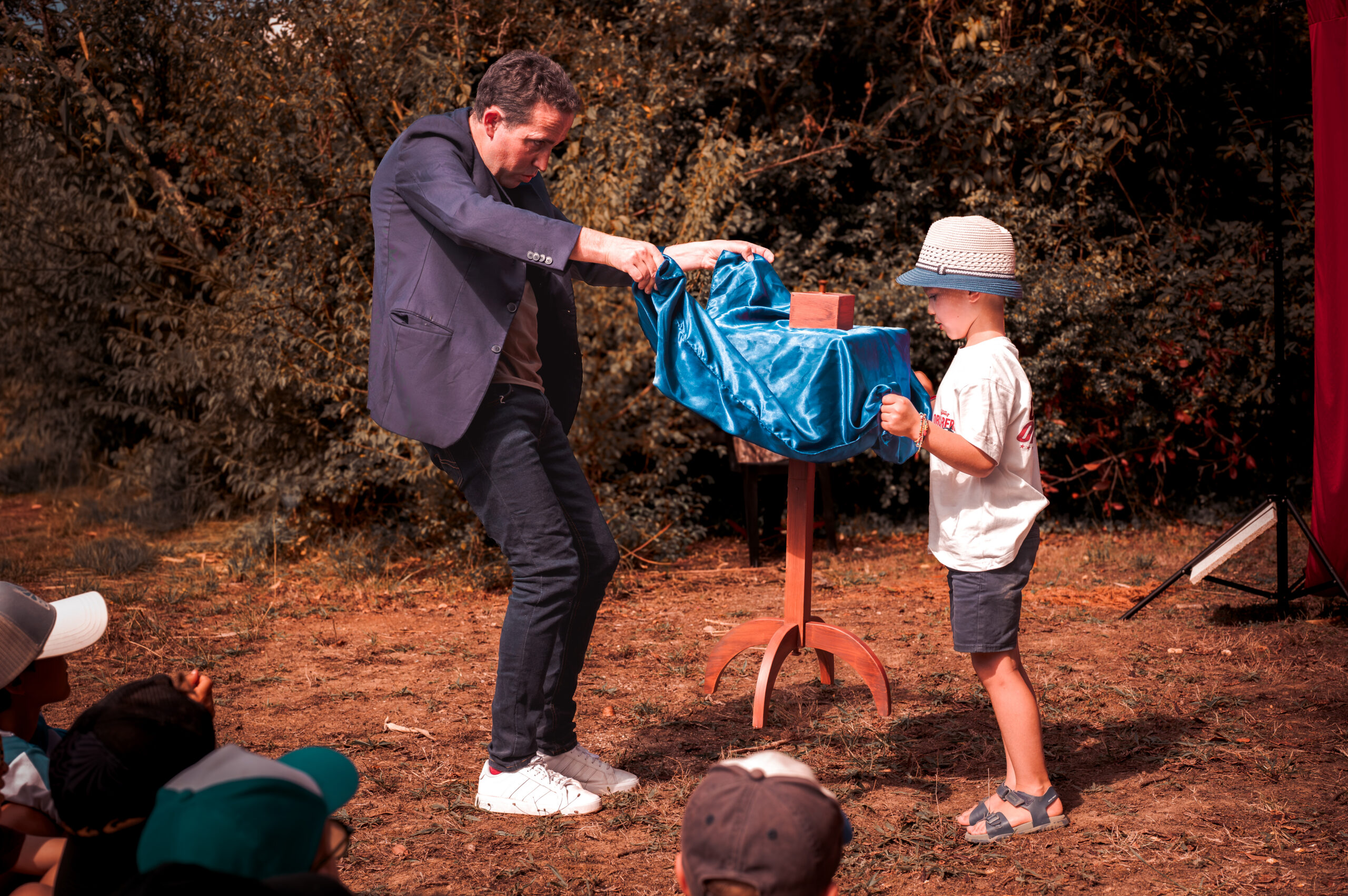 Nicolas Cardin magicien avec des enfants émerveillés
