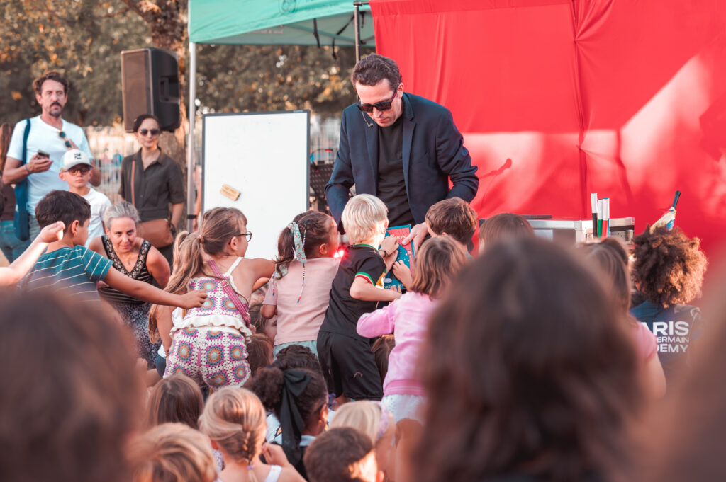 Magie participative avec un public d'enfants en Gironde