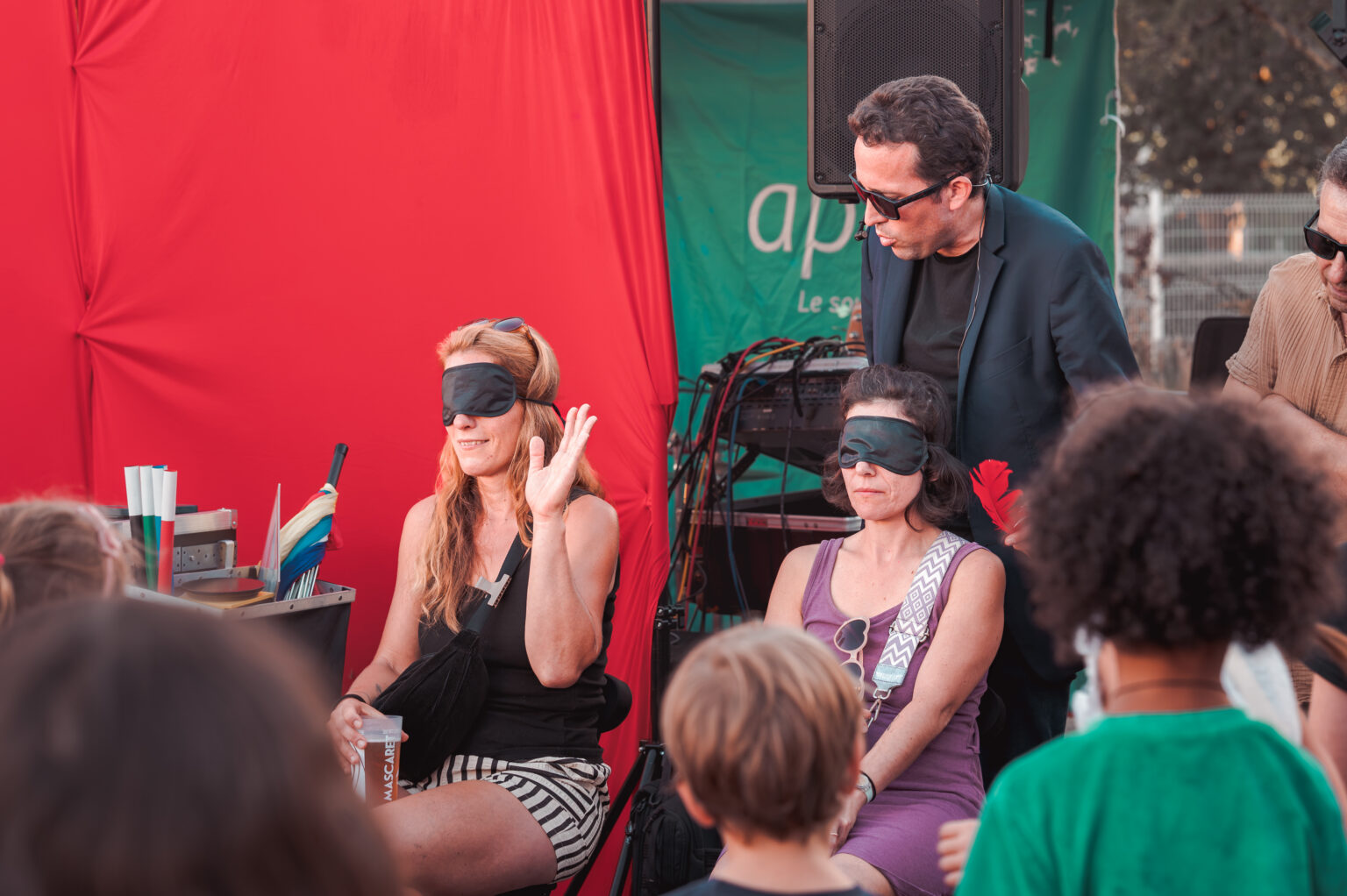 Numéro de mentalisme avec deux adultes les yeux bandés, spectacle de Nicolas Cardin