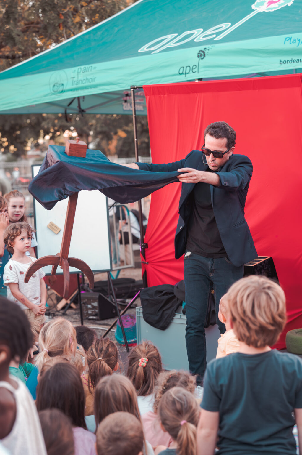 Nicolas Cardin, magicien à Bordeaux, en spectacle devant un public d'enfants