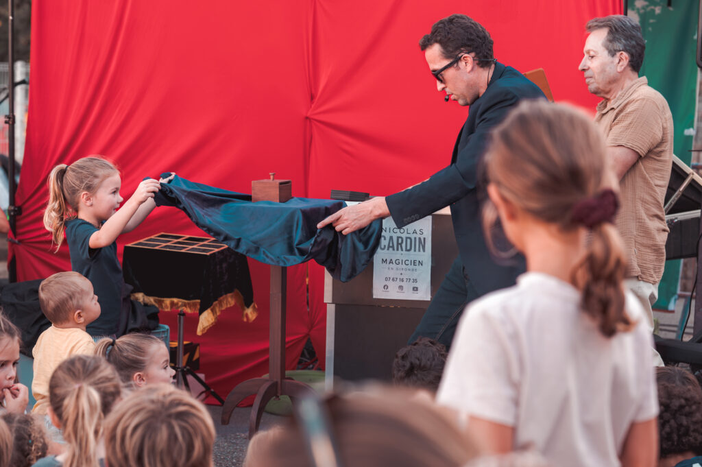 Spectacle de magie participatif avec une enfant, Nicolas Cardin